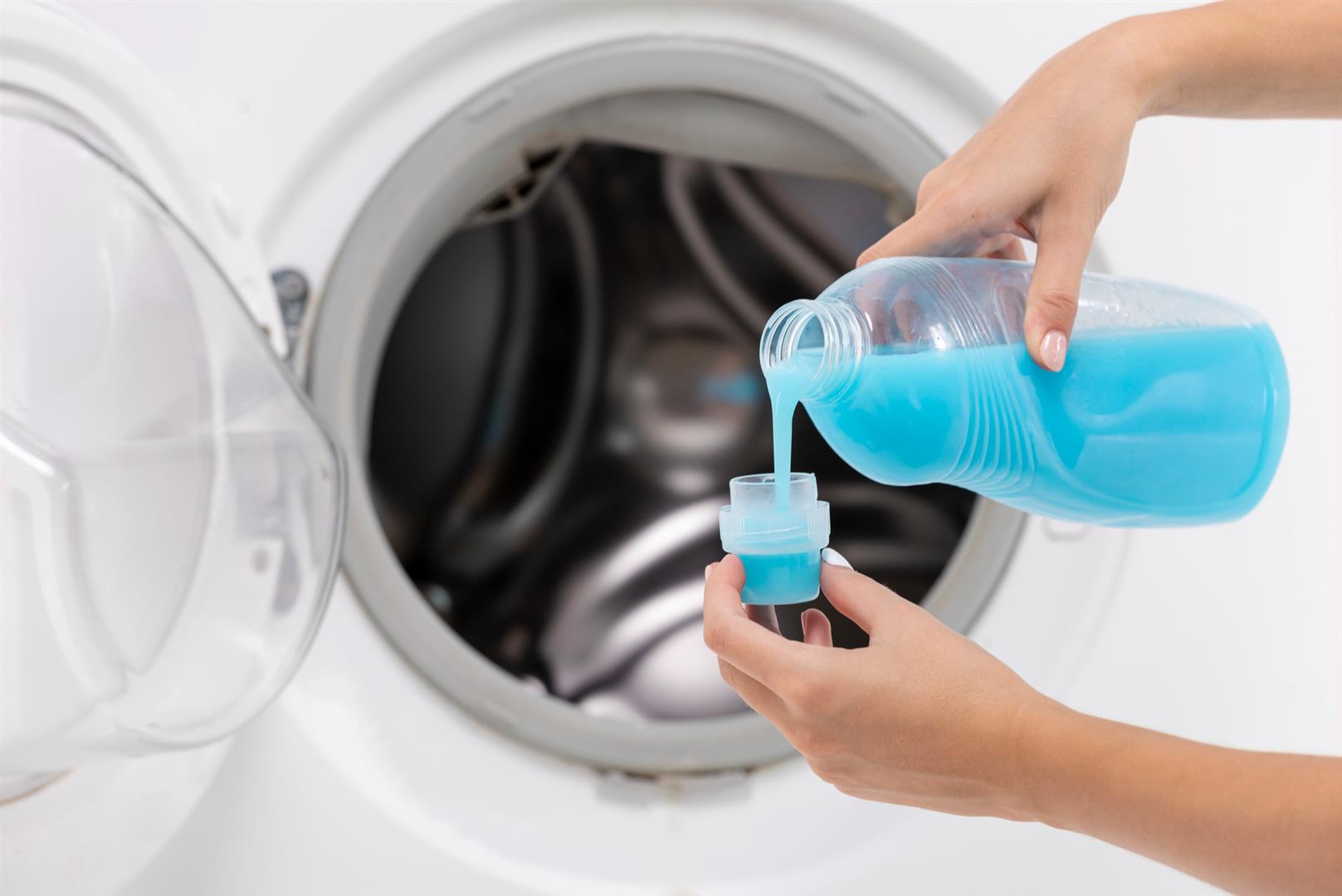 close-up-woman-pouring-detergent-cap (Large)